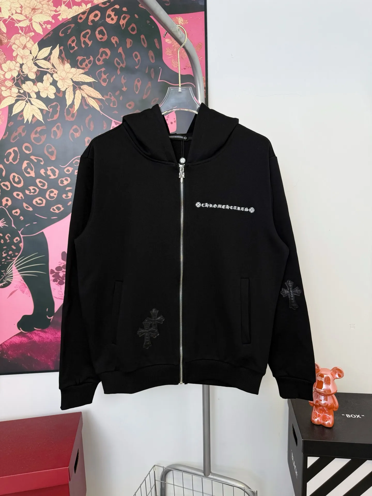 P310 Chrome Hearts Miami limited-edition horseshoe embroidered leather label hooded jacket, the same style at ChromeHearts counters. Made of 430g double-strand double yarn pure cotton terry fabric. The original custom hardware zippers are restored in place. The handle is very textured. Three-dimensional and atmospheric. Versatile and easy to wear in autumn. Simple and elegant. It adopts the os version. The upper body effect is great. Suitable for all body types. Soft and comfortable. CH Sanskrit embroidered letters on the front and large horseshoe Sanskrit leather label on the back. The small mark on the hem is the finishing touch. It is machine washable. It will not fade or deform. It has complete accessories. Original mold opening. Perfect restoration. ZP 2:1. Same style for men and women. Versatile and not picky. Size: s m l xl. Color: black